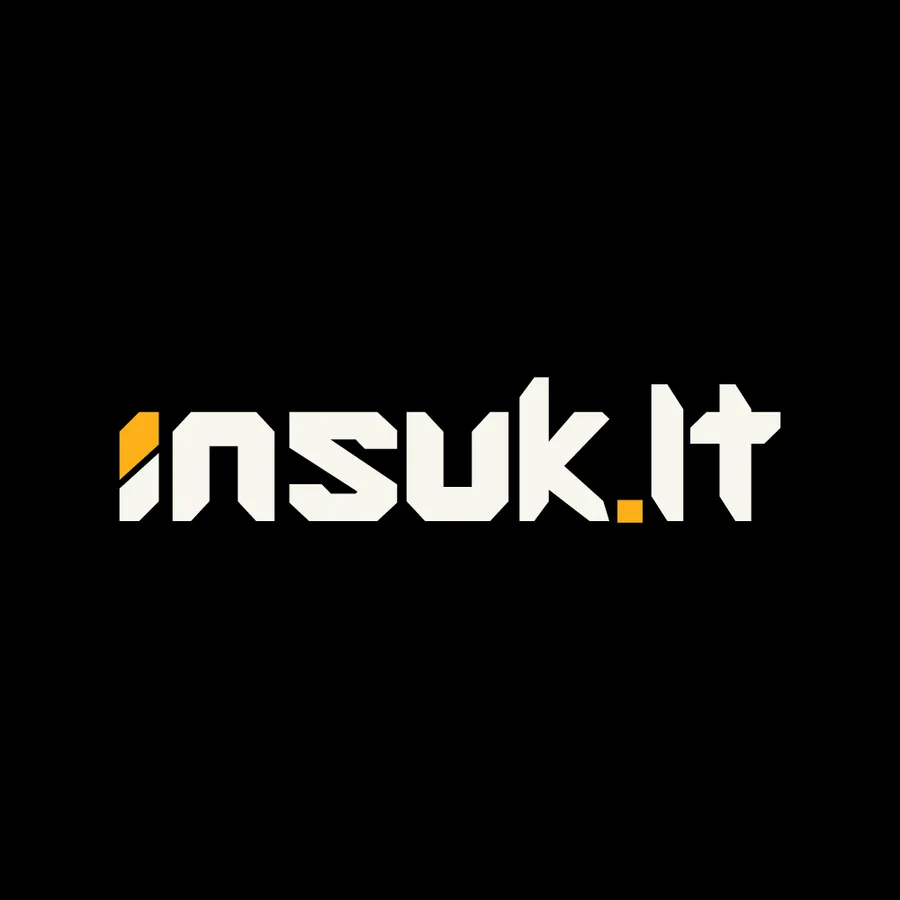 Kampuotų baltų raidžių „insuk.lt“ logotipas su geltonais akcentais juodame fone.
