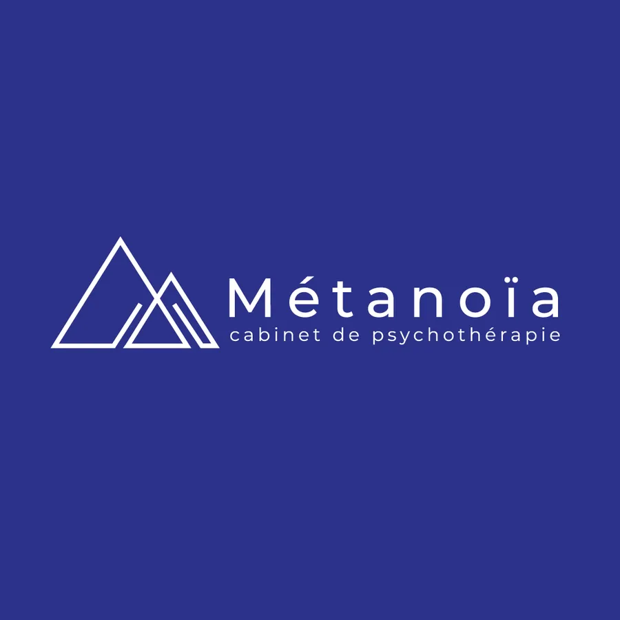 Baltas „Métanoïa“ užrašas ir persidengiančių trikampių kontūrai violetiniame fone.