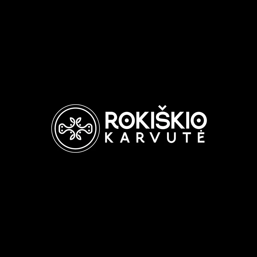 Baltas „Rokiškio karvutė“ užrašas šalia apvalaus ornamentinio ženklo juodame fone.