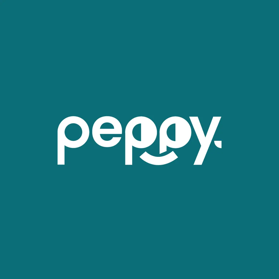 Baltas mažųjų raidžių „peppy.“ logotipas žalsvai mėlyname fone, su lenktu šypsenos motyvu.