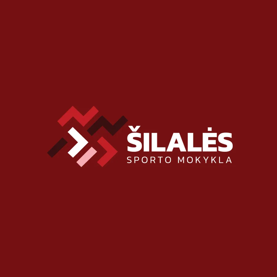 Baltas Šilalės sporto mokyklos pavadinimas su raudonų ir baltų kampuotų rodyklių ženklu tamsiai raudoname fone.