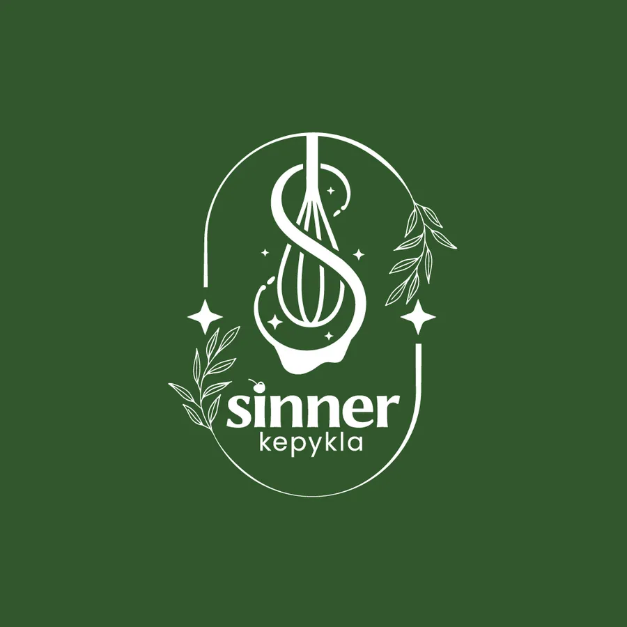 Šviesus „sinner kepykla“ logotipas žaliame fone, su dekoratyvia S raide, lapeliais ir žvaigždėmis.