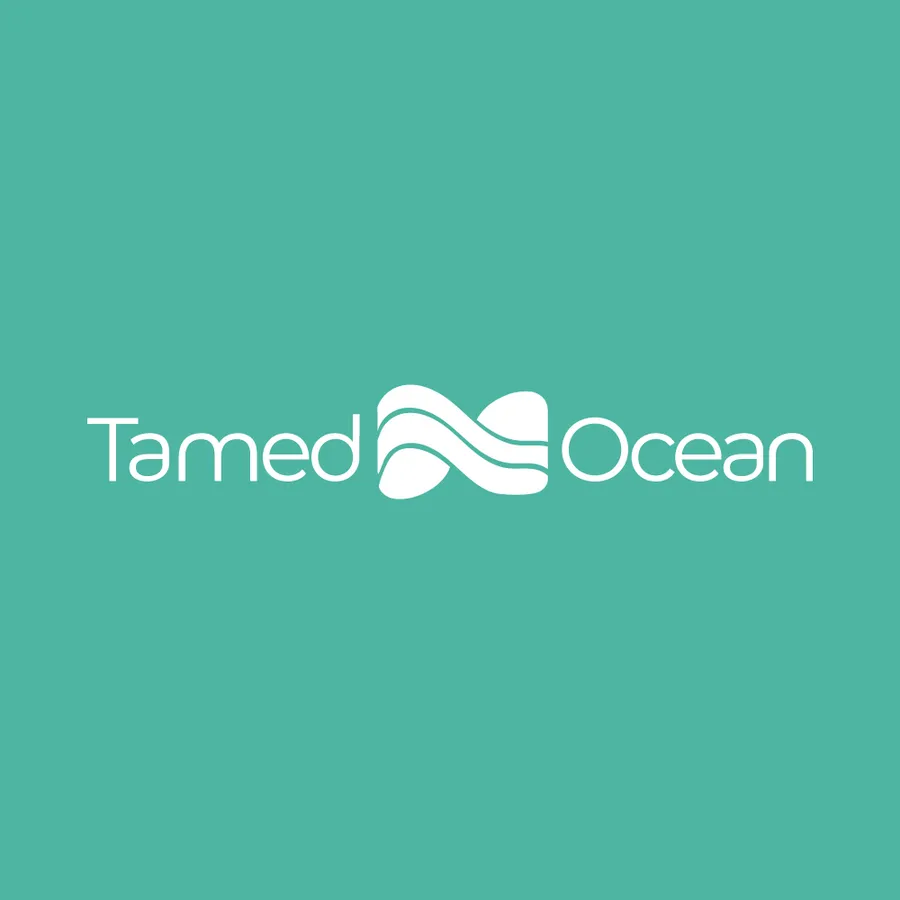 Baltas „Tamed Ocean“ užrašas žalsvame fone, kurio viduryje įkomponuotos stilizuotos bangos.