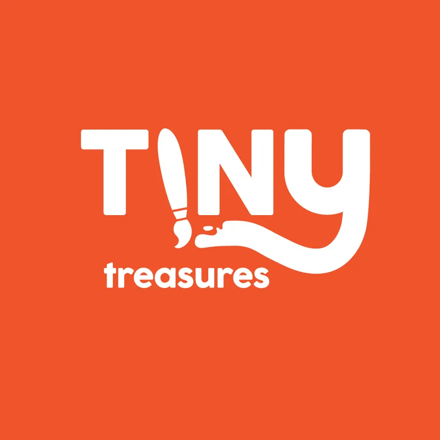 Baltas „Tiny treasures“ logotipas oranžiniame fone, su žaismingai išlenkta Y raide ir pieštuko motyvu.