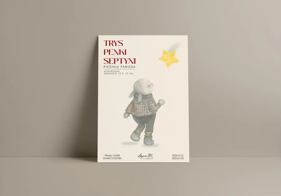 Šviesus vertikalus plakatas su raudonu užrašu „Trys penki septyni“, iliustruotu personažu ir geltona žvaigžde.
