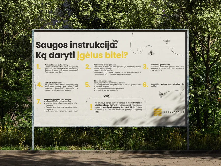 Lauko stendas „Saugos instrukcija. Ką daryti įgėlus bitei?“ su sunumeruotais informacijos blokais ir bičių piešiniais.