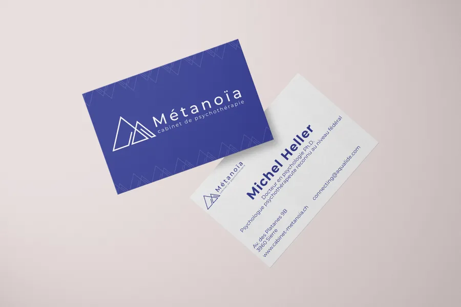 Violetinė ir balta „Métanoïa“ vizitinės kortelės su trikampių ženklu ir kontaktų išdėstymu.
