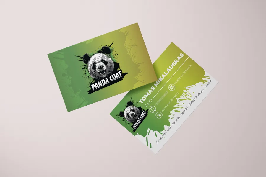 Žalios „Panda Coat“ vizitinės kortelės su pandos galvos piešiniu, baltų dažų purslų motyvu ir kontaktais.