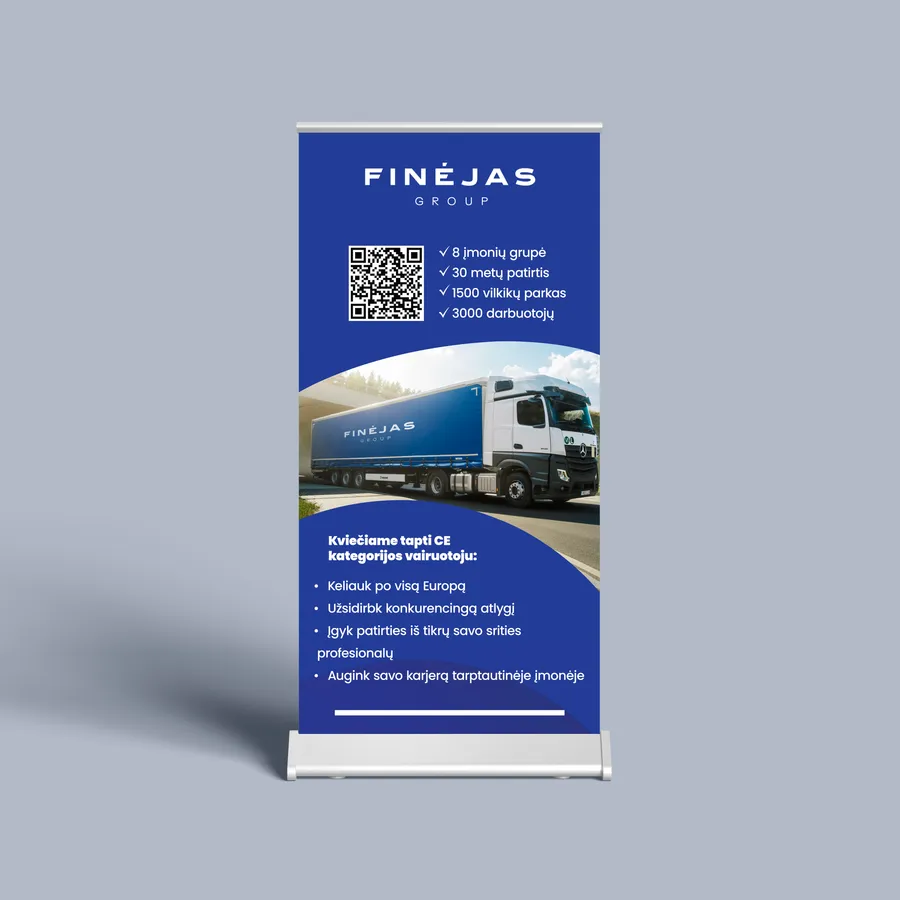 Mėlynas „Finėjas Group“ ištraukiamas stendas su sunkvežimio nuotrauka, QR kodu ir informacijos blokais.