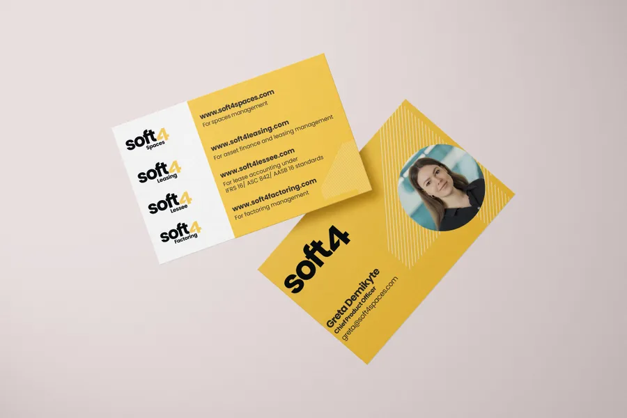 Geltonos ir baltos „Soft4“ vizitinės kortelės su logotipu, kontaktais ir apskrita portreto nuotrauka.