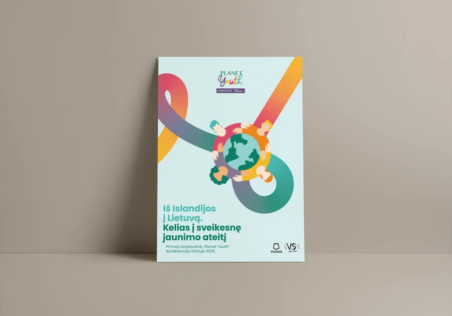 Šviesus plakatas apie kelią į sveikesnę jaunimo ateitį, su Žemės rutuliu ir spalvingomis persipinančiomis juostomis.